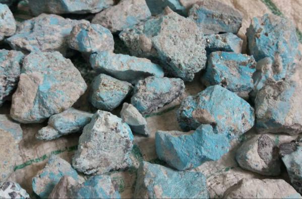 ویژگی انواع سنگ فیروزه خام